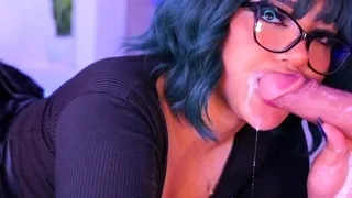 Short hair brunette fuck a big cock cumshot