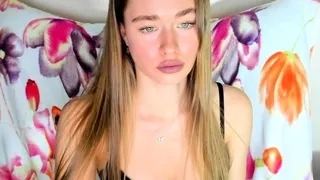 Amateur Webcam Cute Teen Plays Solo with Big Dildo