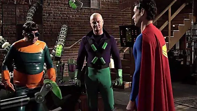 Caged beauty lets the Green lantern smash her pussy