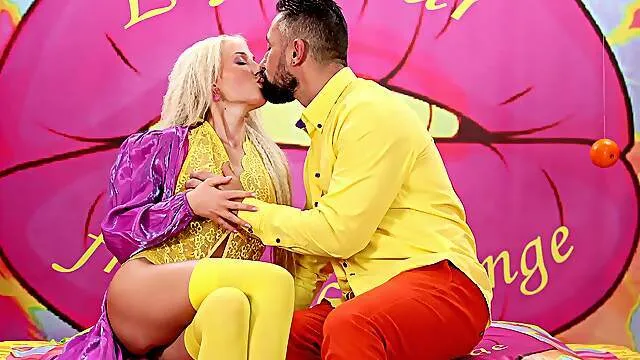 Fine blonde loves the warm load on her clit after a premium fuck