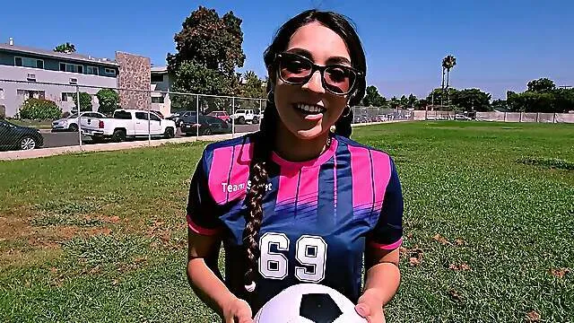 Cute babe with nerdy glasses jumps on dick in fabulous POV kinks