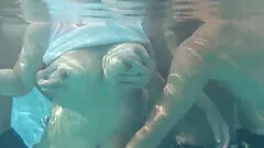 Suzuna Komiya gives a insatiable and dissolute deep throat by the pool in this uncensored XXX JAV!