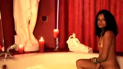 Indian babe loves showing off her naked natural curves