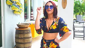 Gorgeous Maria having fun while fingering her love tube - HD