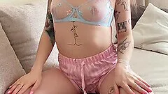 Hottie with tattoos streams her solo session