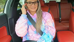 Solo Mandy enjoys while pleasuring her dripping cunt in the car