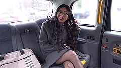 Brunette Mali Ubon enjoys while sucking a dick in the car