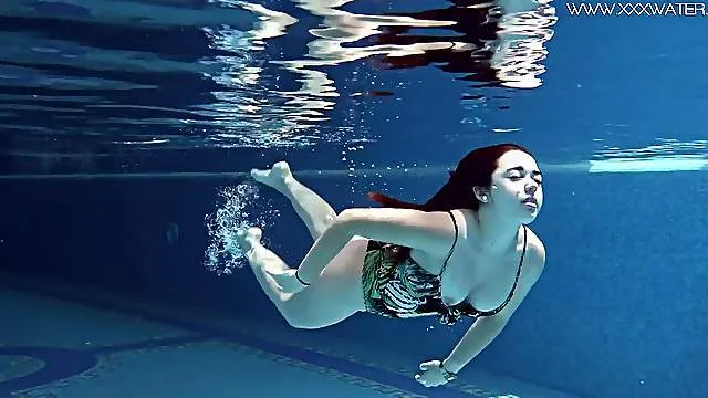 Curvy sweetheart goes skinny dipping in the pool