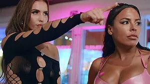 Bubble butt Kelsie Monroe and Luna Star share a hard white dick