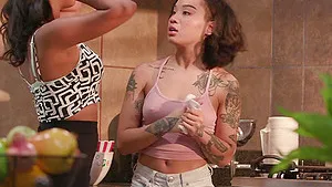 Wet chicks Honey Gold and Nia Nacci have sex with a vibrator