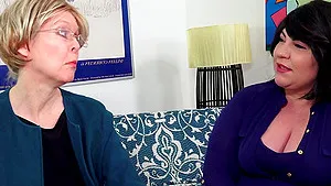 Lesbian mature Fucks Bella Bendz Fat Ass