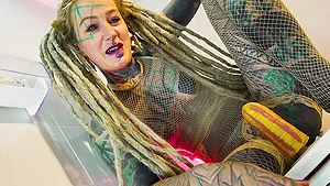 Tattooed model Anuskatzz fucks her toy