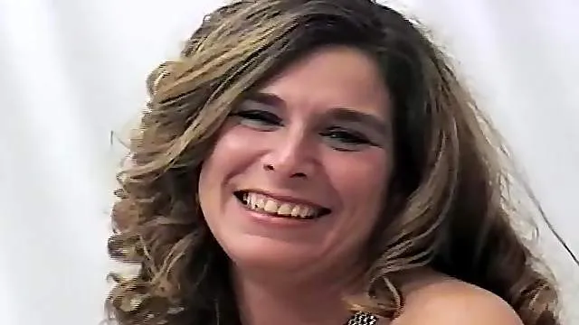 Curvy amateur mom interviews in the nude