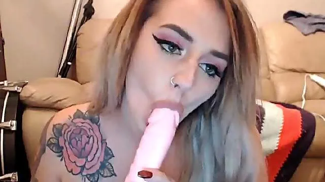 Fat ass camgirl is a hot masturbating punk