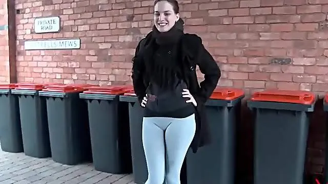Chick pisses in her tights and flashes in public
