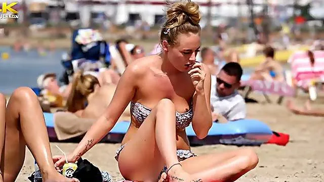 Strapless bikini girl shows her tits at the beach