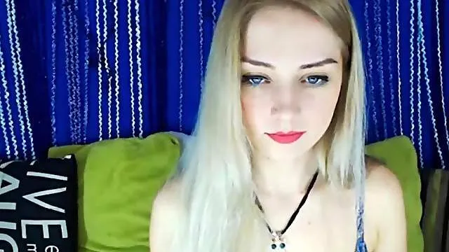 Young cam beauty masturbates in stockings