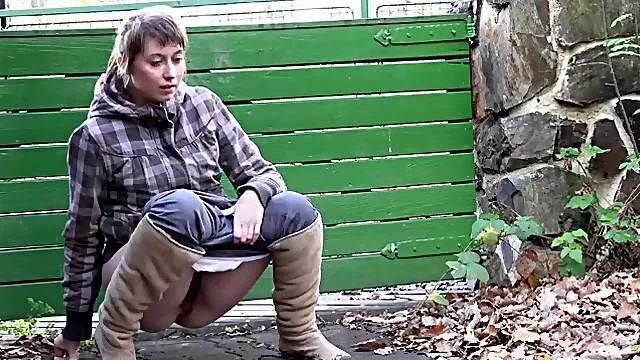 Hairy bush cutie takes a hot piss in public