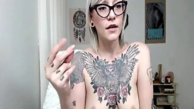 Heavily tattooed camgirl makes her hot cunt cum