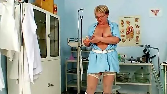Chubby old babe in glasses toys her pussy
