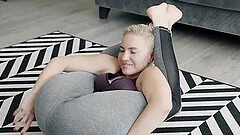 Curvy milf rough DP in flexi sex positions