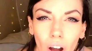 Amateur webcam babe showing her sexual goods