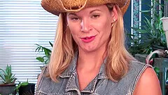 Naughty babe Randy Ray loves fingering her cunt on the floor