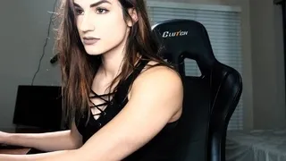 Amateur webcam babe showing her sexual goods