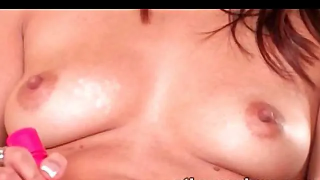 Foxy girl fucking cunt with toy in solo clip