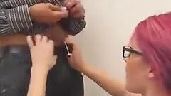 Fick hardcore babe im Treppenhaus facial