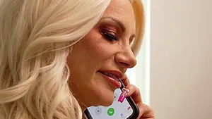 Big butt MILF Brittany Andrews wants to ride his large shaft