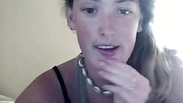 Sporty chick on webcam gives her cunt a good rubbing