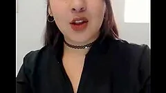 Horny babe fucking and playing her pussy on cam.