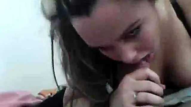 Sexy girl with nice cleavage gives amateur BJ