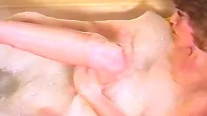 Homemade video of a solo brunette chick pleasuring her puss