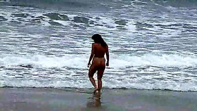 Naked babe and her man fucking on the beach