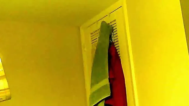 Babe films herself naked in the bathroom