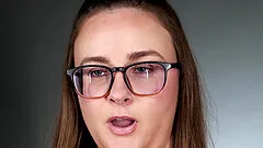 Amateur girlfriend Jay Taylor spreads her legs to play with sex toys