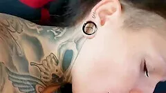 German Tattoo-Schlampe piercing lutscht die Morgenlatte!