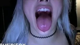 Amateur Webcam Cute Teen Plays Solo with Big