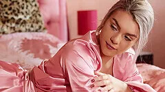 Natural tits Gabbie Carter loves playing with tunnel of love