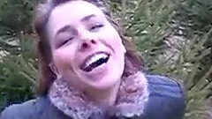 Sie liebt, love love play draußen zu spielen.