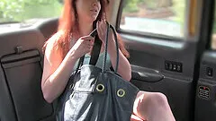 Car sex with amateur babe in shorts and a horny taxi driver