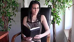 Amateur camgirl puts on a fantastic masturbation performance