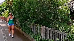 Rauchernutte public nudity melkt Schwanz am Ortseingang!