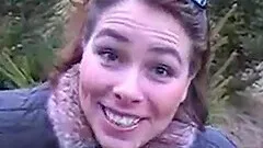 Sie liebt, draußen outside handjob zu cumshot spielen.