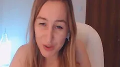 Pretty babe showing her body and fucking her pussy in front of her cam