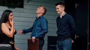 MILF Mariska gets tag teamed outside