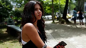 Cock hungry hottie Mia Wright loves sucking large dicks for money