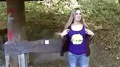 Blonde Ficke blaest Schwanz auf amateur outdoor dem Rastplatz